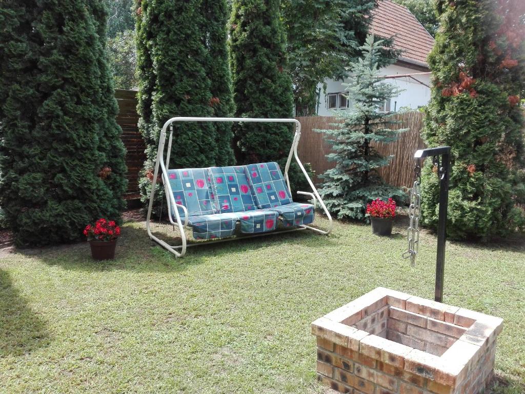 a garden with a swing in the yard at Napsugár Nyaraló in Tiszaalpár