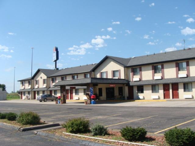 un gran edificio con un estacionamiento delante de él en USA Inns of America, en Doniphan