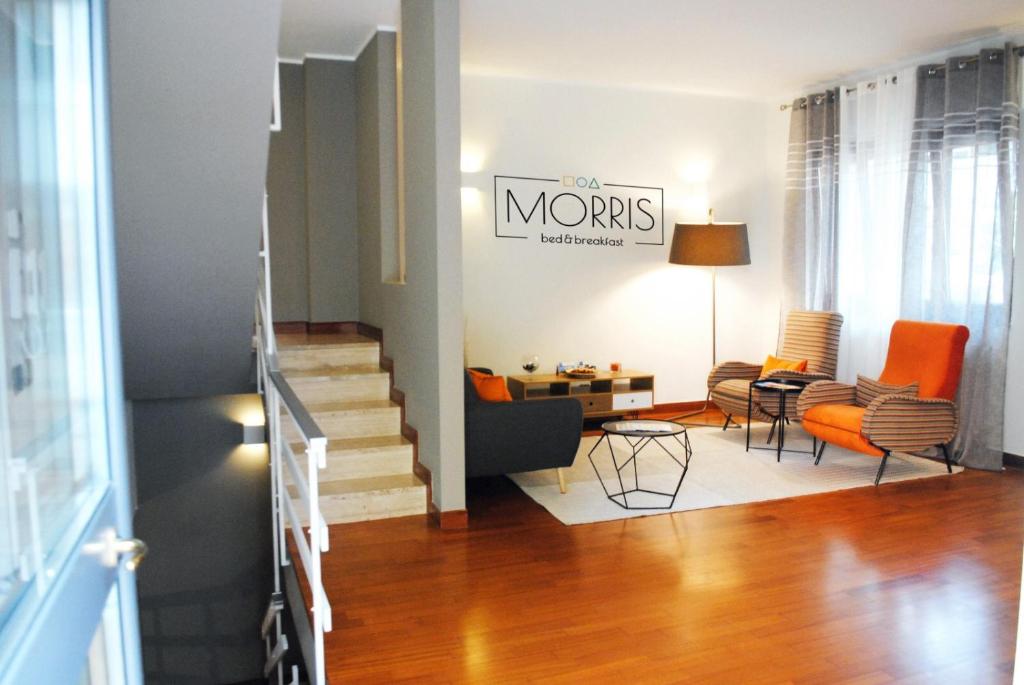 een woonkamer met oranje stoelen en een trap bij Morris Bed & Breakfast in Bari