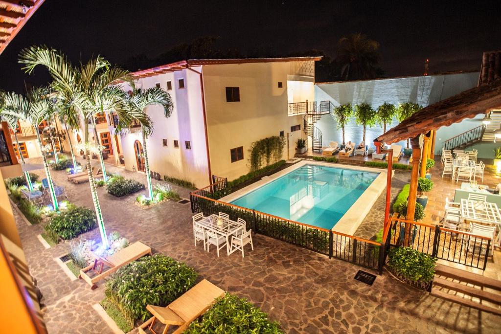 Hotel Plaza Marbella Granada في غرناطة: اطلالة جوية على فندق مع مسبح