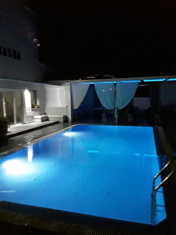 Bazén v ubytování Azalea Hotel nebo v jeho okolí
