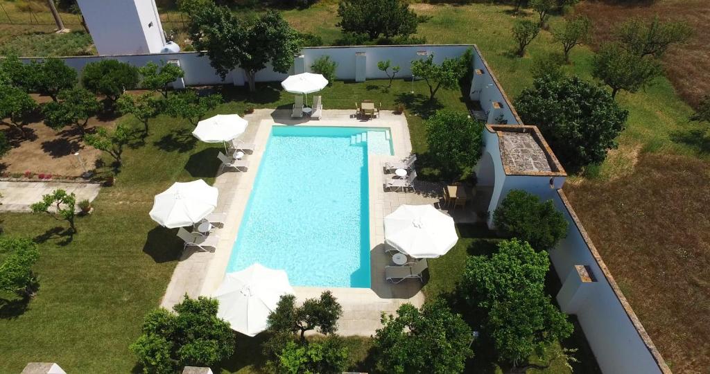 an overhead view of a swimming pool with umbrellas at Casina Bardoscia in Cutrofiano