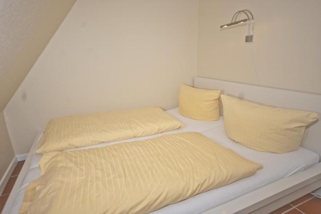 ヴェスターラントにあるSüdstrand 6のベッド1台(枕2つ付)