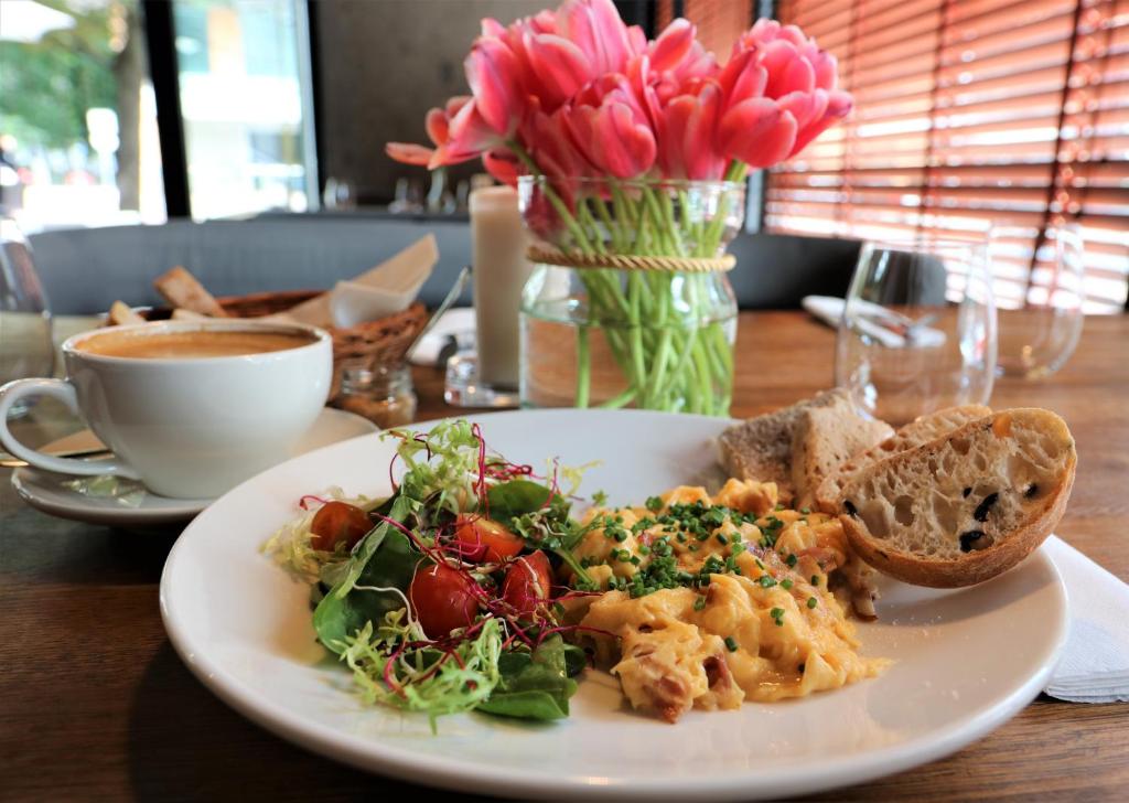 Stylish and spacious by Cooee Apartments - 17