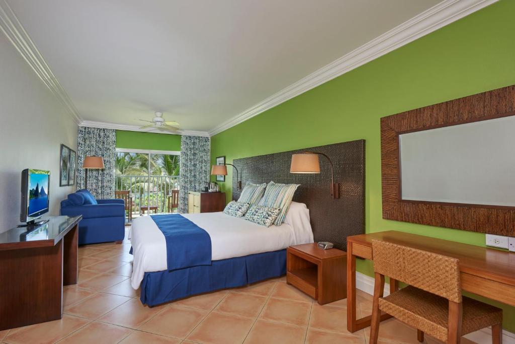 TV a/nebo společenská místnost v ubytování Coconut Bay Beach Resort & Spa All Inclusive