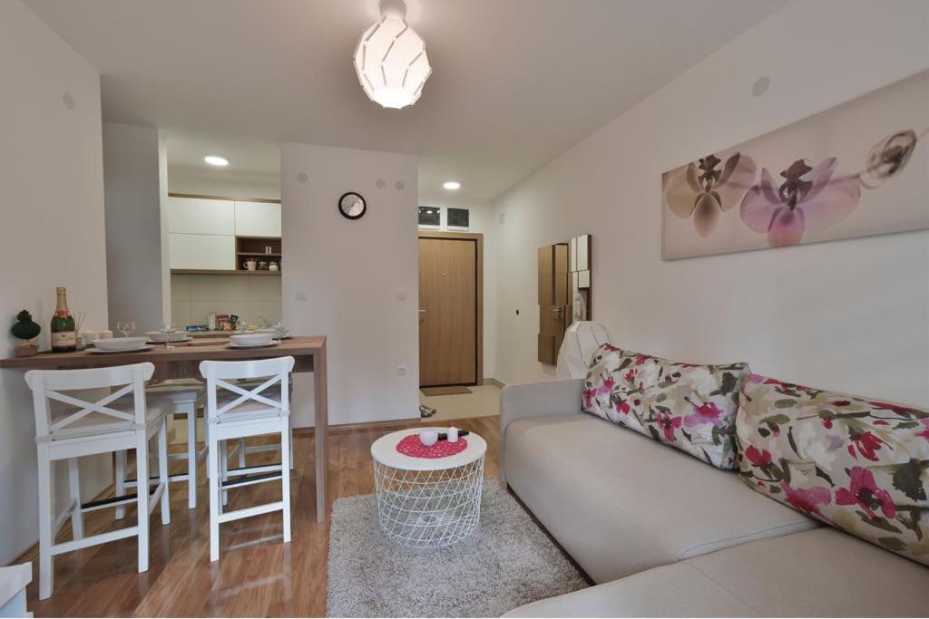 a living room with a couch and a kitchen at Lux Apartman Daria in Zlatibor