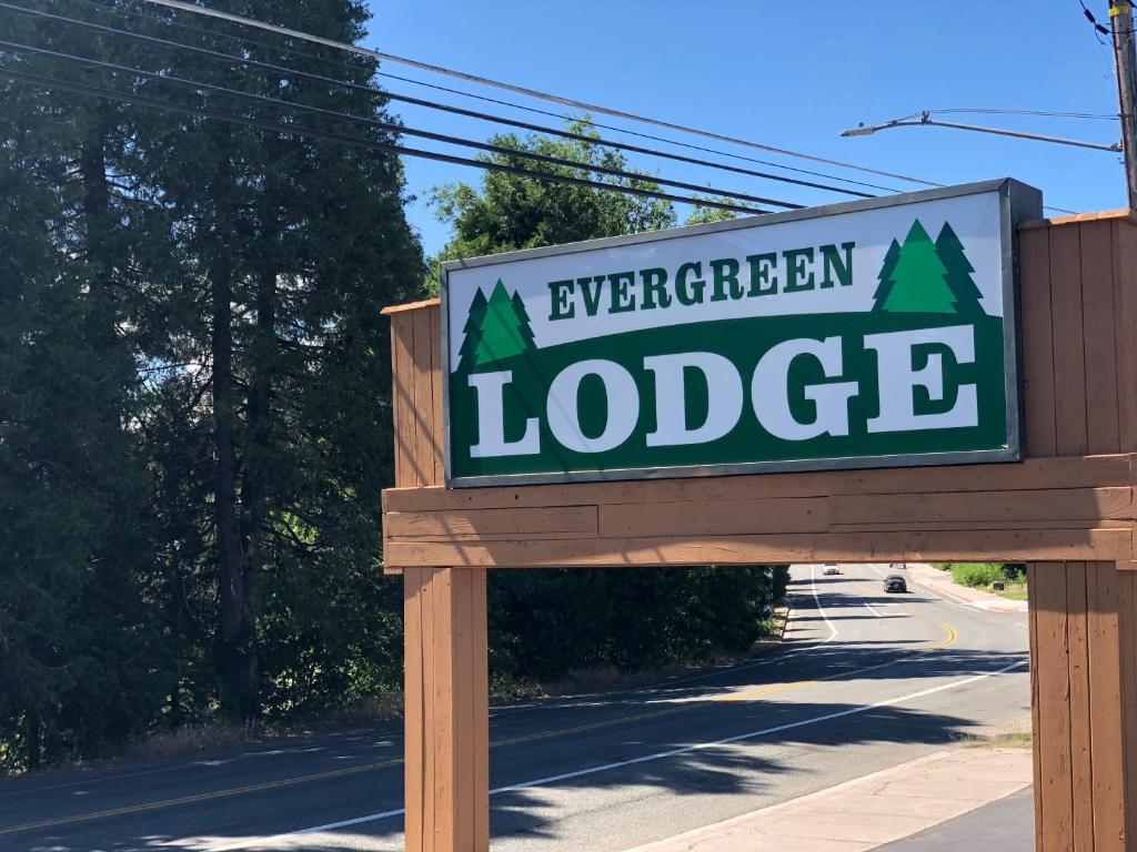 een bord voor de evergreen lodge in een straat bij Evergreen Lodge in Mount Shasta
