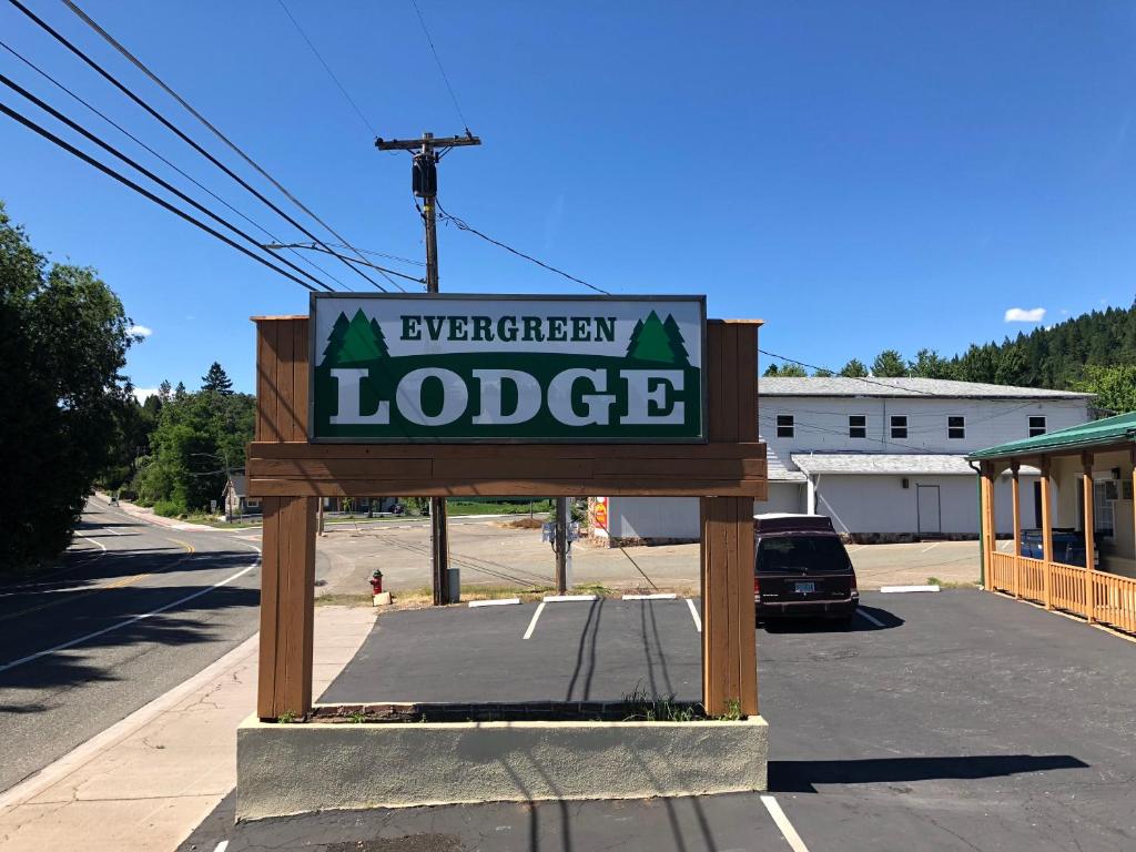 Evergreen Lodge photo