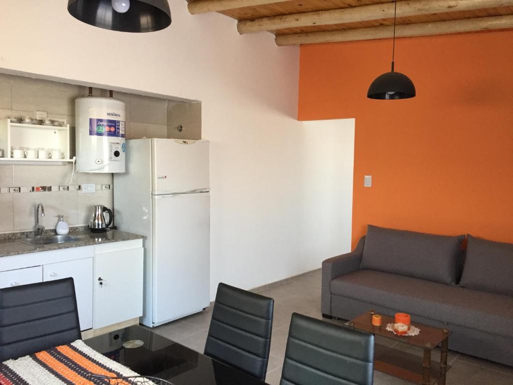 sala de estar con sofá y cocina en Departamentos 3 de Febrero en San Rafael