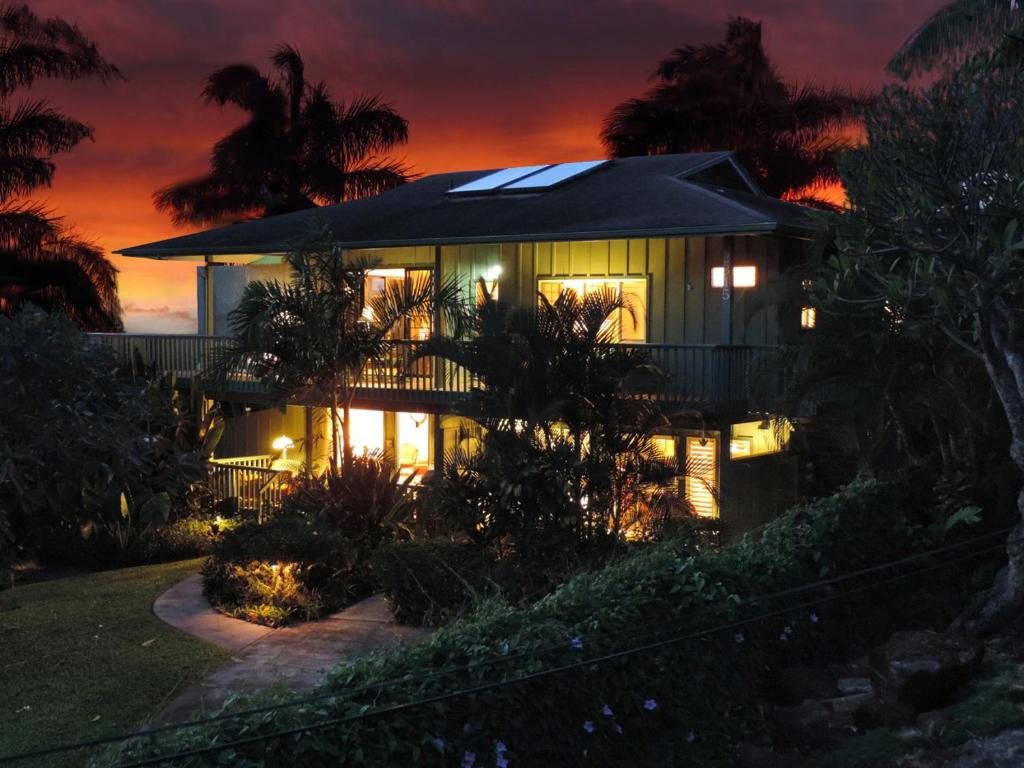 una casa iluminada por la noche con luces en Hideaway Cove Poipu Beach en Koloa