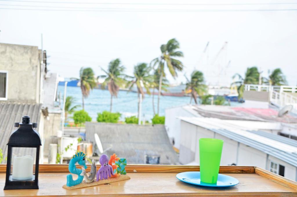 un tavolo con una candela e un bicchiere verde di Summer Breeze a San Andrés