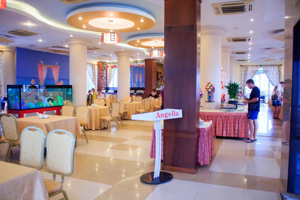 TV a/nebo společenská místnost v ubytování Angella Hotel