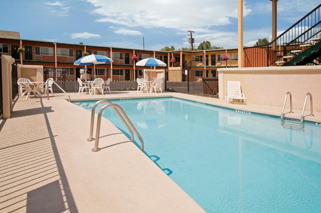 Bazén v ubytování Americas Best Value Inn - Pendleton nebo v jeho okolí