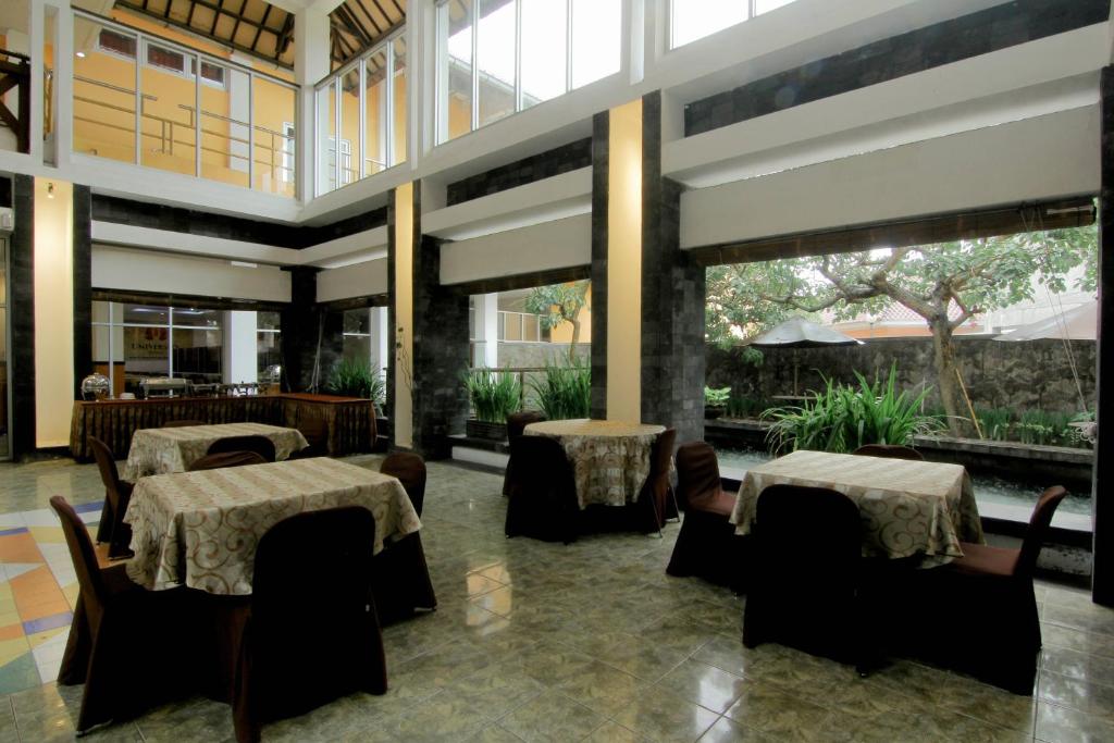 Postel nebo postele na pokoji v ubytování University Hotel Yogyakarta