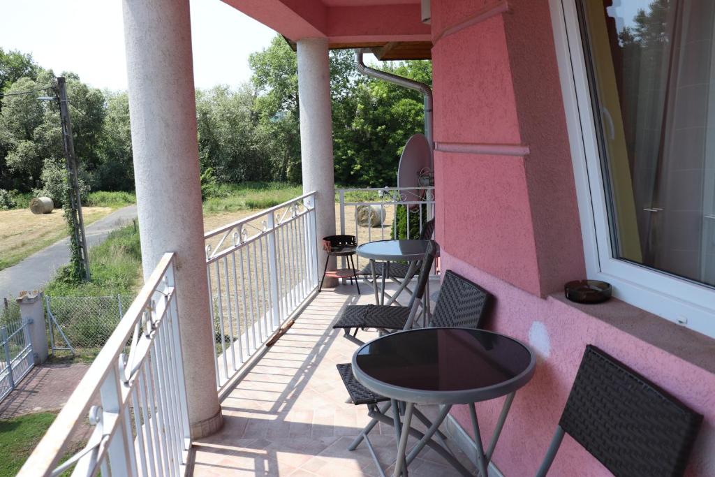 Fotografia z galérie ubytovania Liget Apartmanház v destinácii Kehidakustány