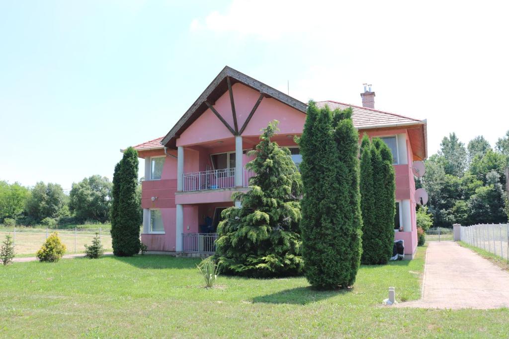 Fotografia z galérie ubytovania Liget Apartmanház v destinácii Kehidakustány