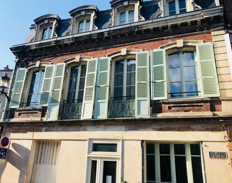 een oud gebouw met groene luiken erop bij La Charuel in Épernay