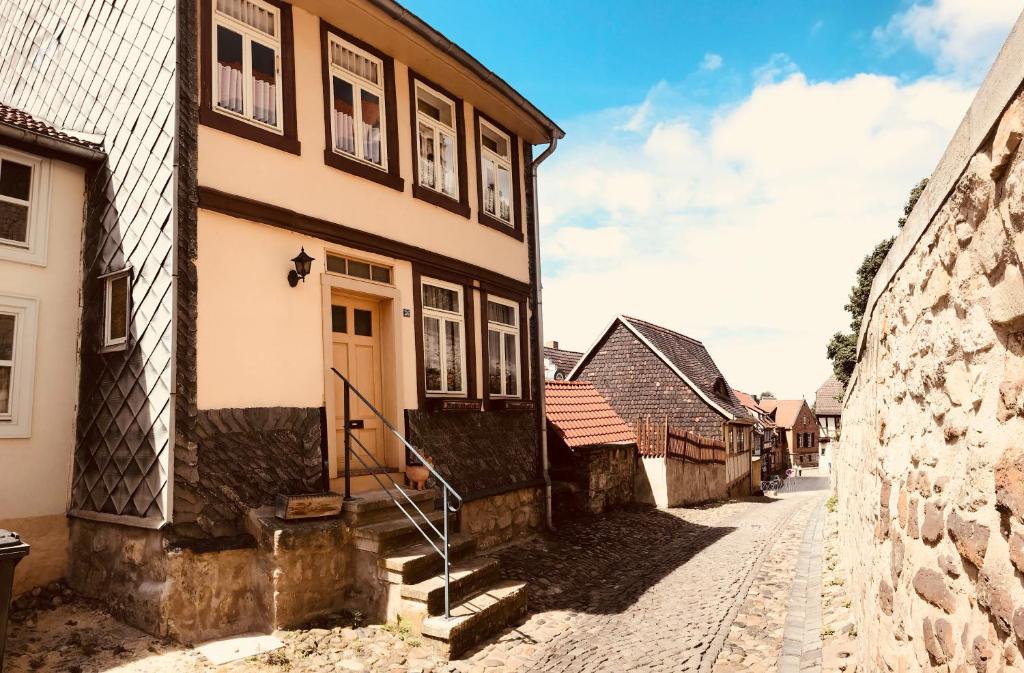 una calle en una ciudad con un edificio en Ferienhaus Castle View Quedlinburg, en Quedlinburg