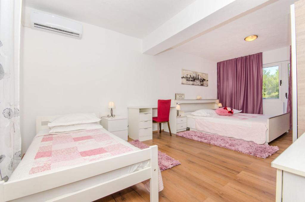 um quarto com 2 camas e uma secretária em Marie em Split
