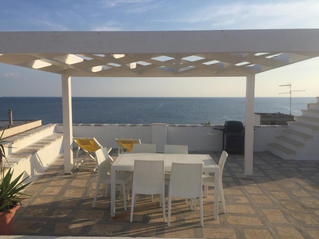 サンタ・マリア・アル・バーニョにあるCasa Santa Maria al Bagnoの海を望むパティオ(白いテーブル、椅子付)