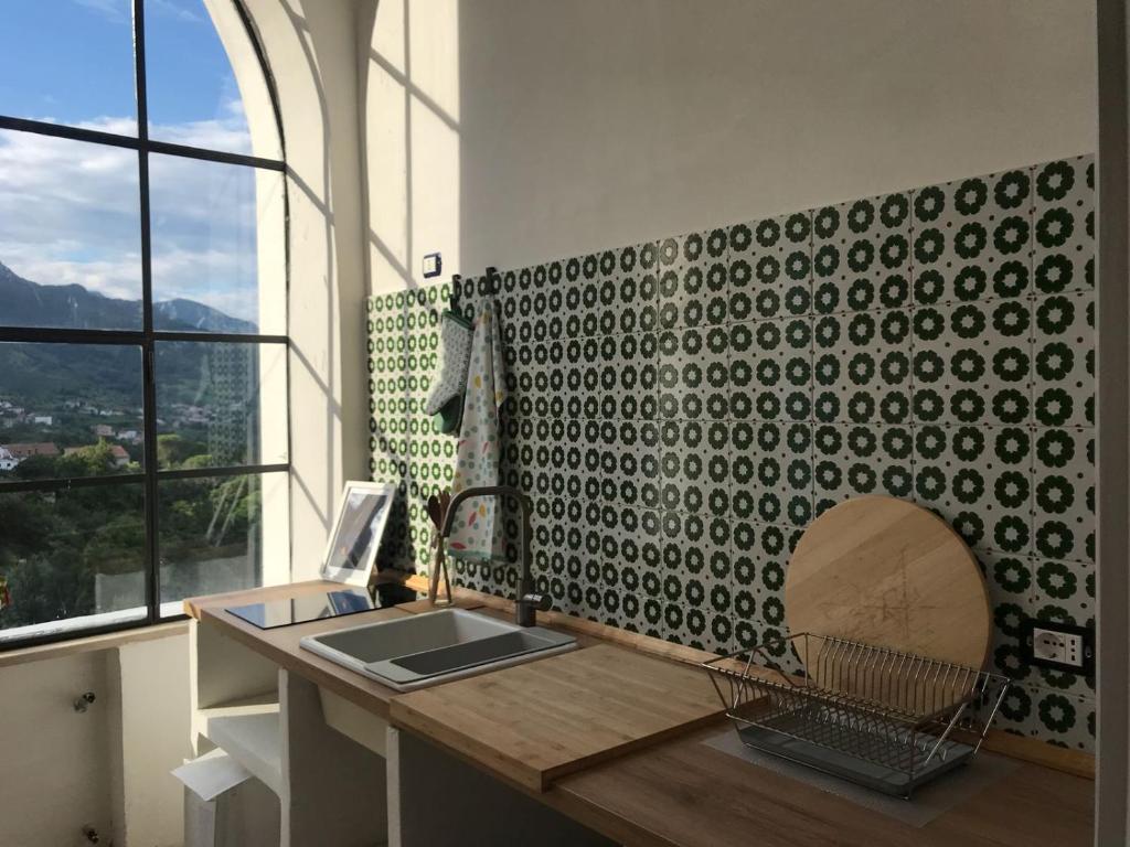 トラモンティにあるHoliday house-Amalfi Coast Tramonti-Come una Voltaのデスク、パソコン、窓が備わる客室です。