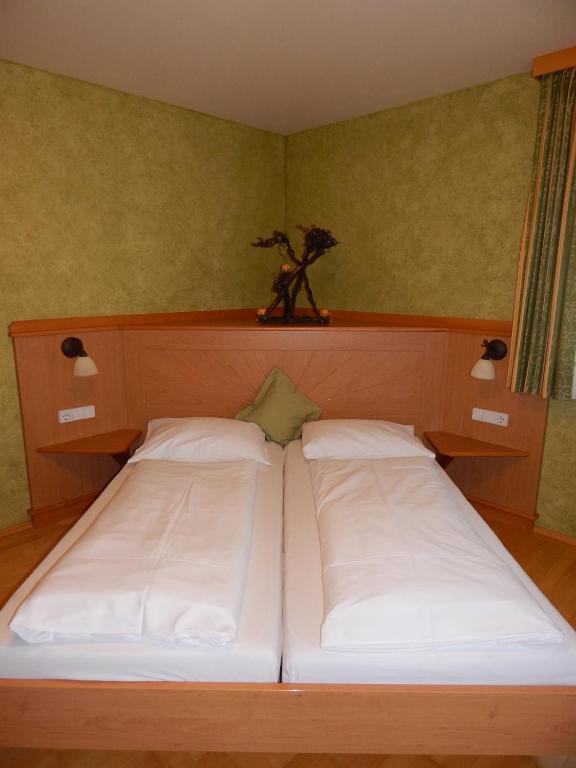 Postel nebo postele na pokoji v ubytování Hotel Neustifter