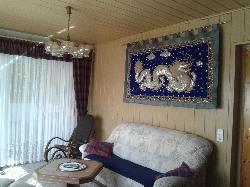 Habitación con cama, mesa y foto en Ferienwohnung "Marie", en Bansin