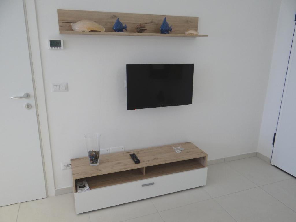 Televízia a/alebo spoločenská miestnosť v ubytovaní Relax al mare