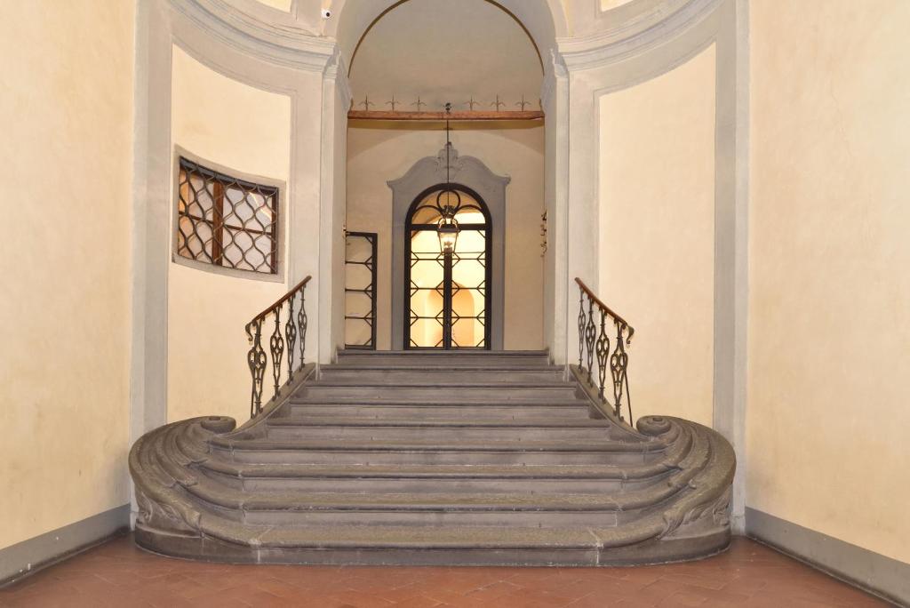 eine Treppe, die zu einer Tür in einem Gebäude führt in der Unterkunft Residenza Fiorentina in Florenz