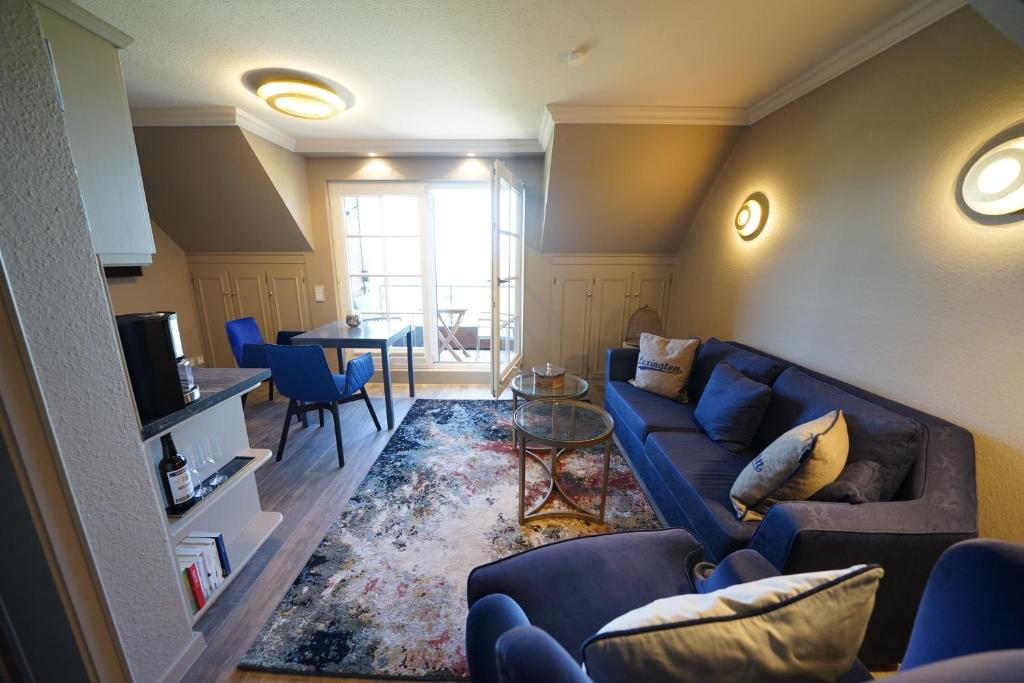 - un salon avec un canapé bleu et une table dans l'établissement Heefwai 2 W5, à Morsum