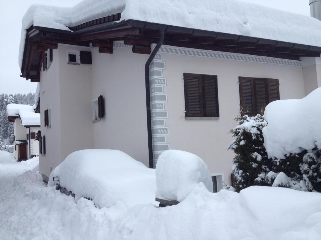 ラアにあるCasa Nolens, Via Sura 4の雪に覆われた家