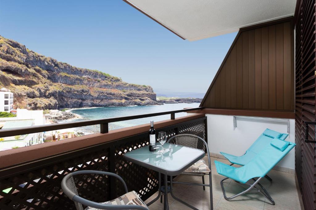 einen Balkon mit einem Tisch und Stühlen sowie Meerblick in der Unterkunft Studio Atlantic View II in Icod de los Vinos
