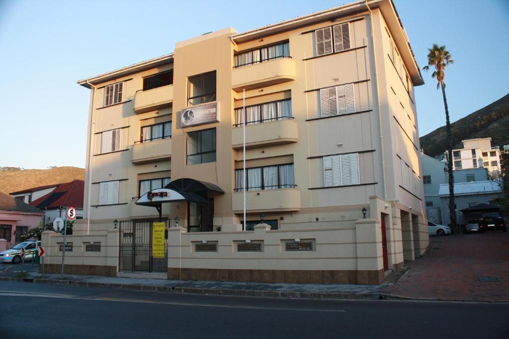 un edificio alto al lado de una calle en Qamaras, en Ciudad del Cabo