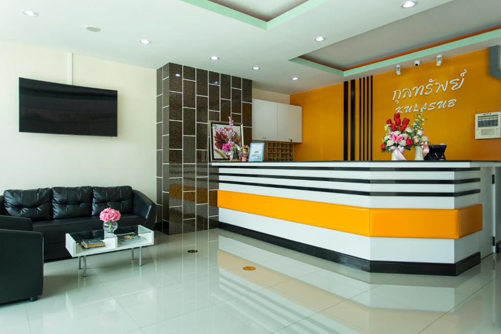 a lobby with a couch and a reception desk at Kulasub Hotel in Hat Yai