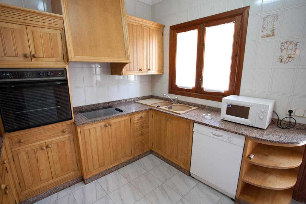 Kuchyň nebo kuchyňský kout v ubytování Villa Sa Coma