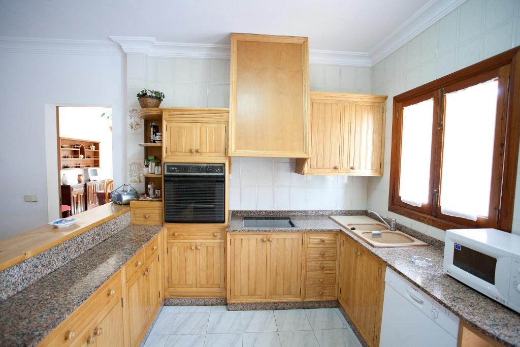 Kuchyň nebo kuchyňský kout v ubytování Villa Sa Coma