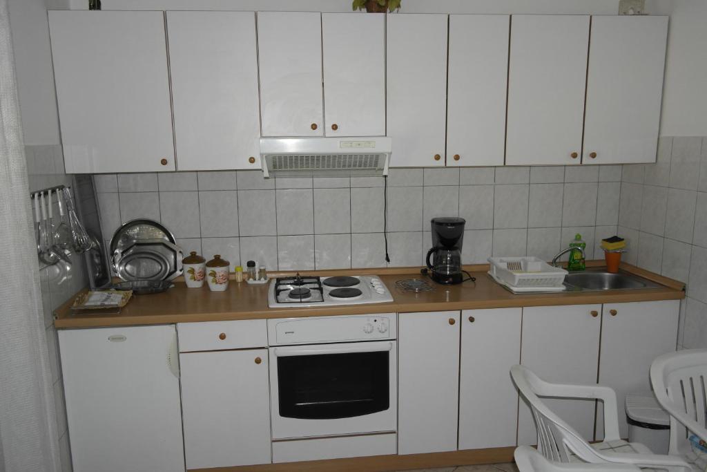 Kuchyňa alebo kuchynka v ubytovaní Nikica