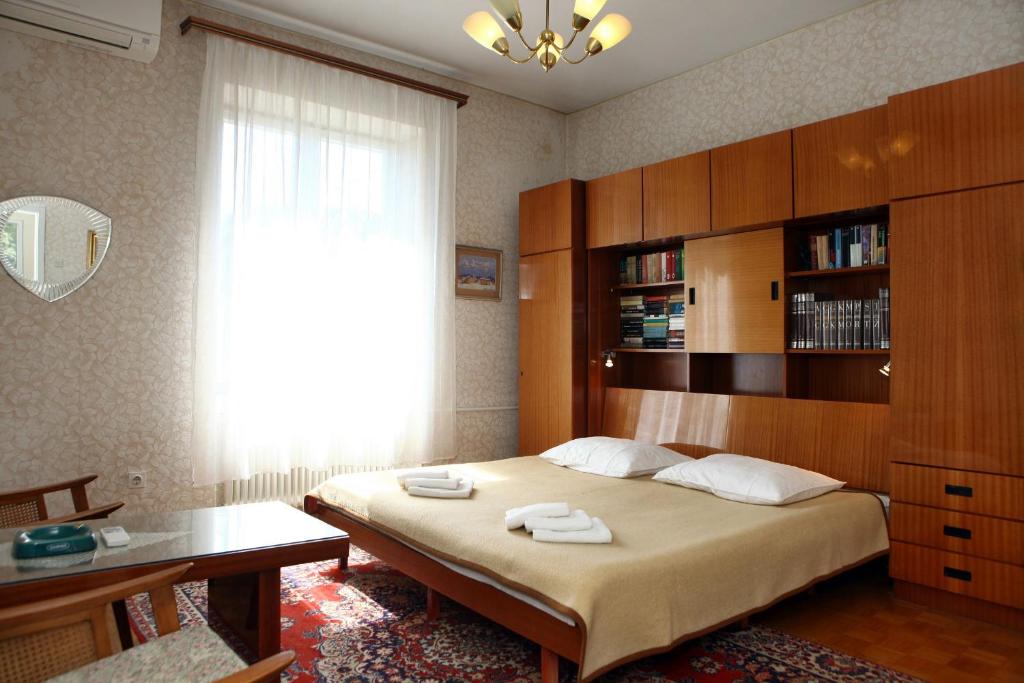 Un dormitorio con una cama grande y una ventana en Your Rooms in Portoroz TM, en Portorož