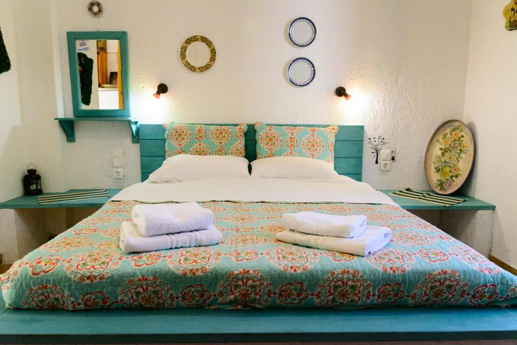 パノルモス・スコペロスにあるSpiros Roomsのベッドルーム1室(ベッド1台、タオル2枚付)