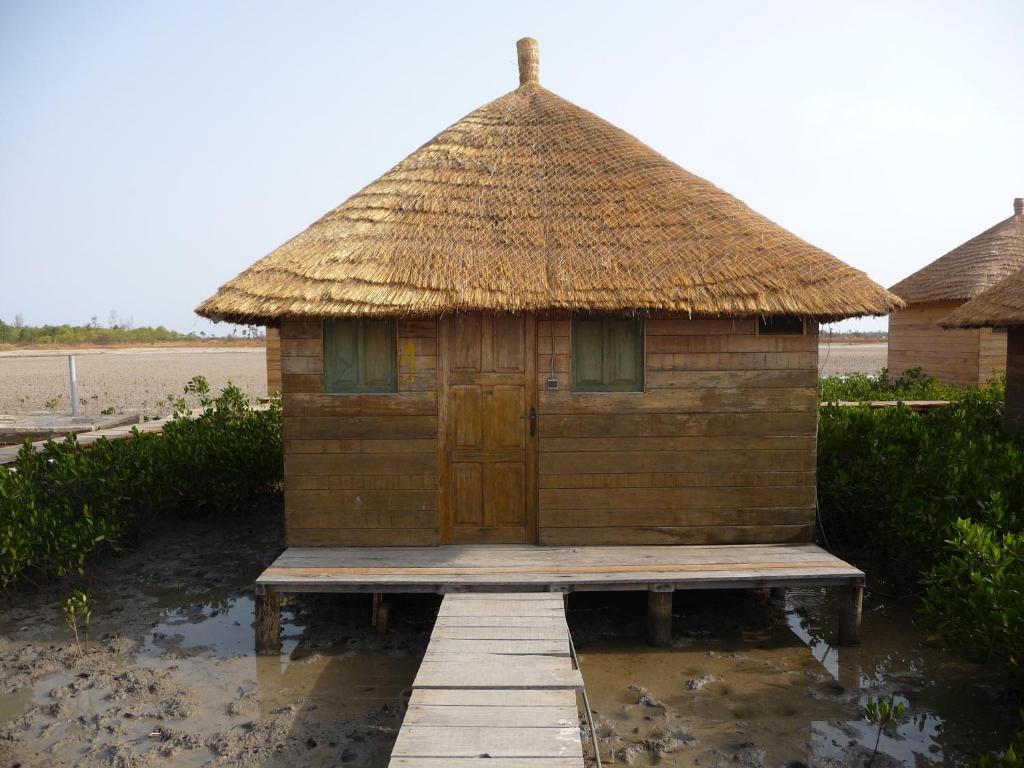 Cabaña pequeña con techo de paja en la playa en Cap Marniane, en Mar Lodj