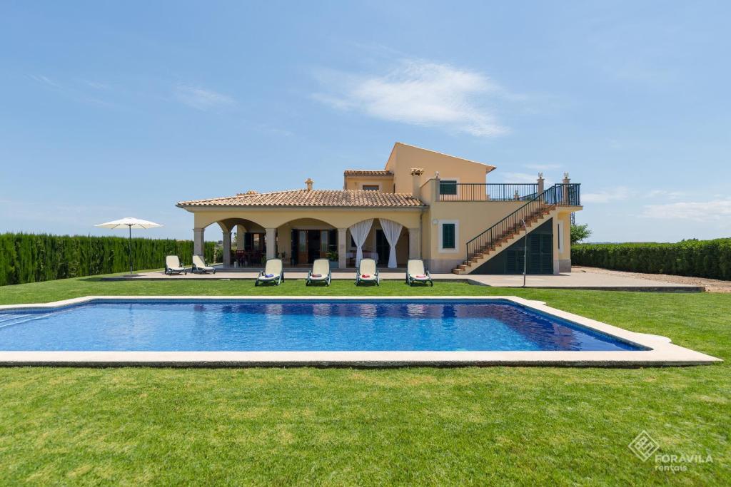 Villa con piscina frente a una casa en Mussol, en Sa Pobla