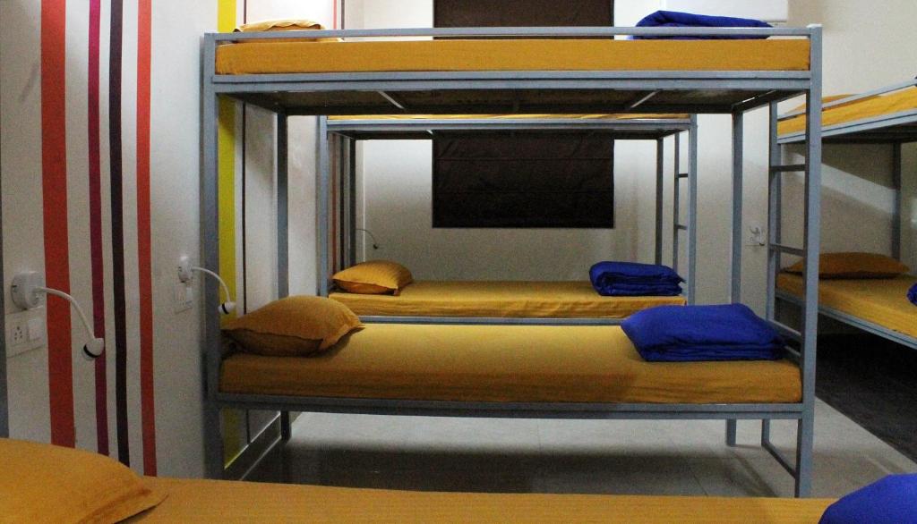 Uma cama ou camas num quarto em Gypsy Monkey