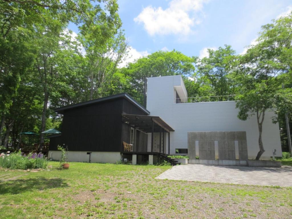 een modern huis met een zwart dak bij Haramura - house / Vacation STAY 2211 in Hara