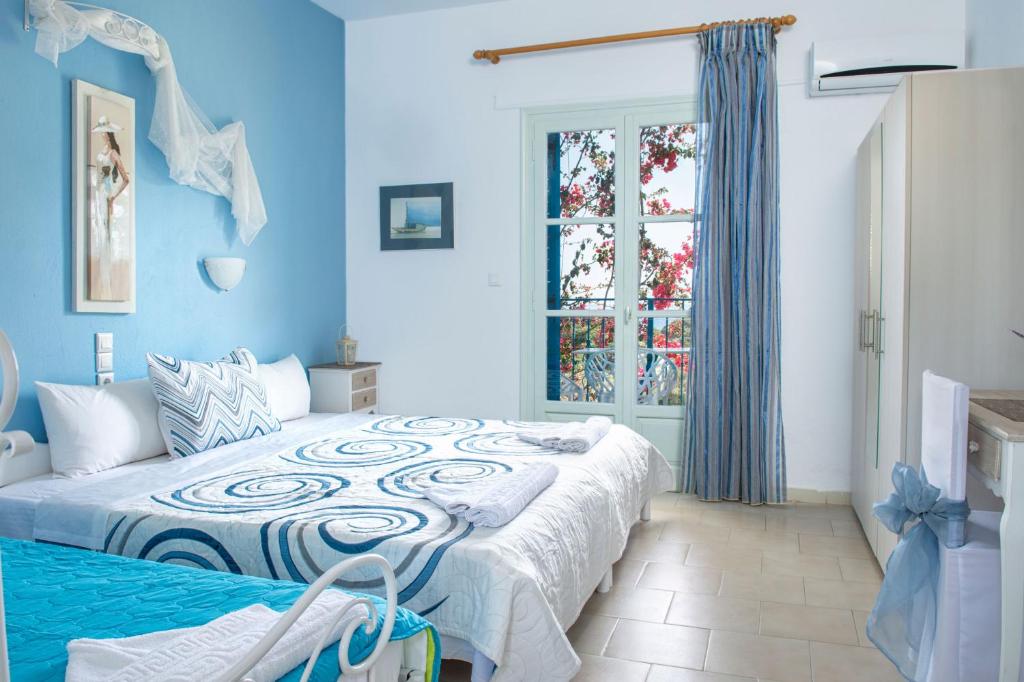 Tempat tidur dalam kamar di Aelia Studios
