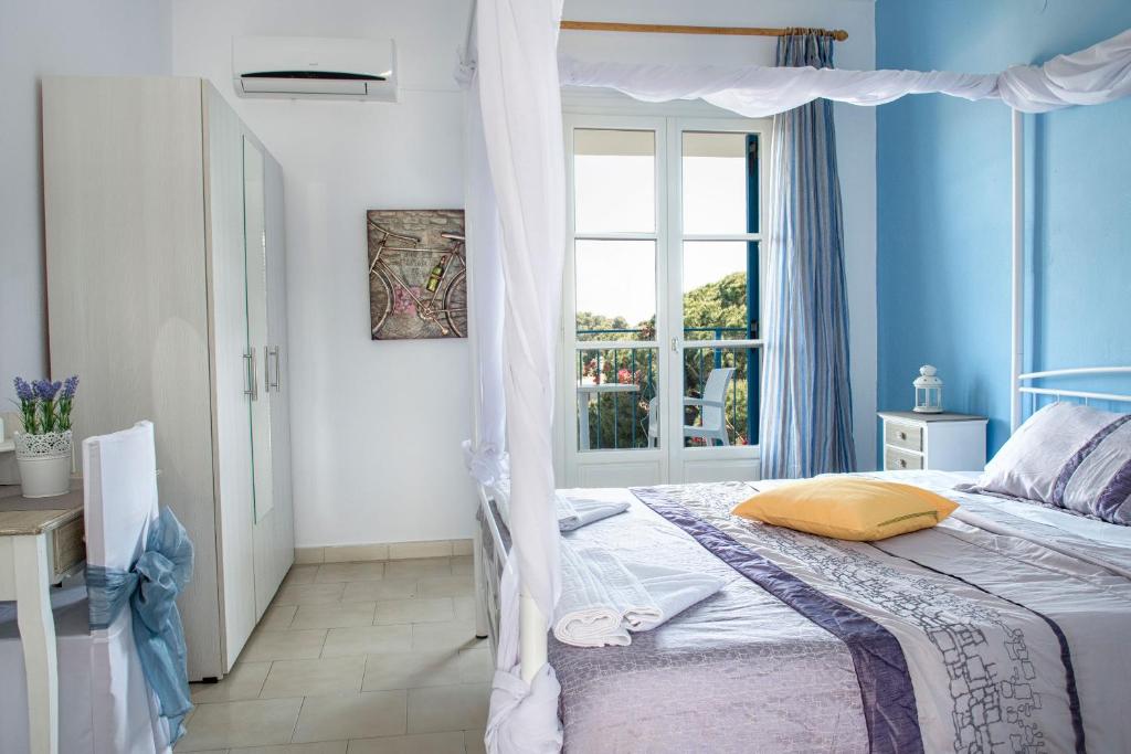 Tempat tidur dalam kamar di Aelia Studios