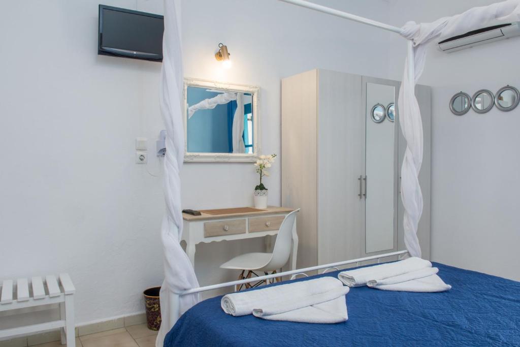Tempat tidur dalam kamar di Aelia Studios