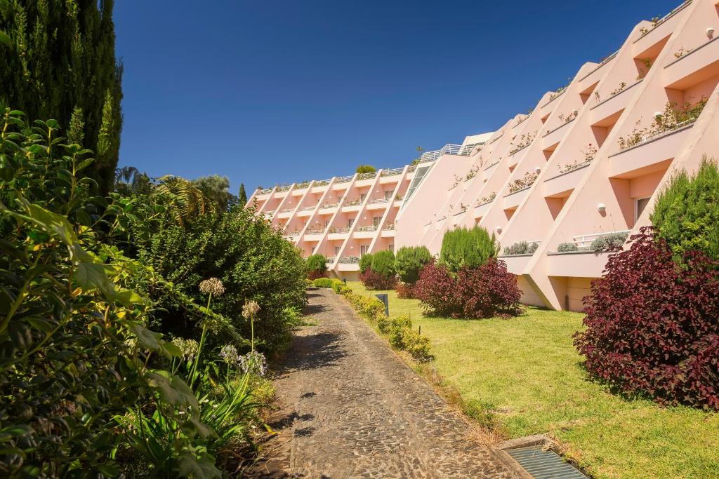 Estreito de Câmara de Lobos的住宿－Quinta do Estreito，公寓大楼前方设有花园