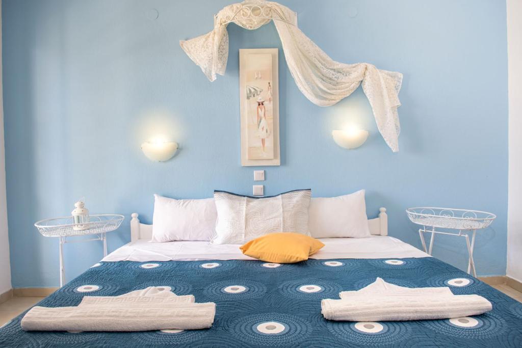 Tempat tidur dalam kamar di Aelia Studios