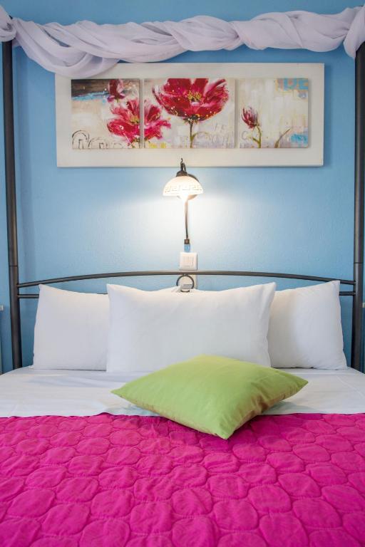 Tempat tidur dalam kamar di Aelia Studios
