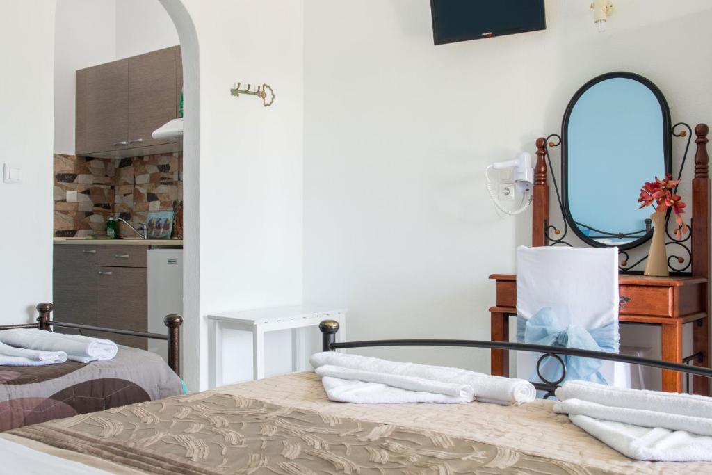 Tempat tidur dalam kamar di Aelia Studios